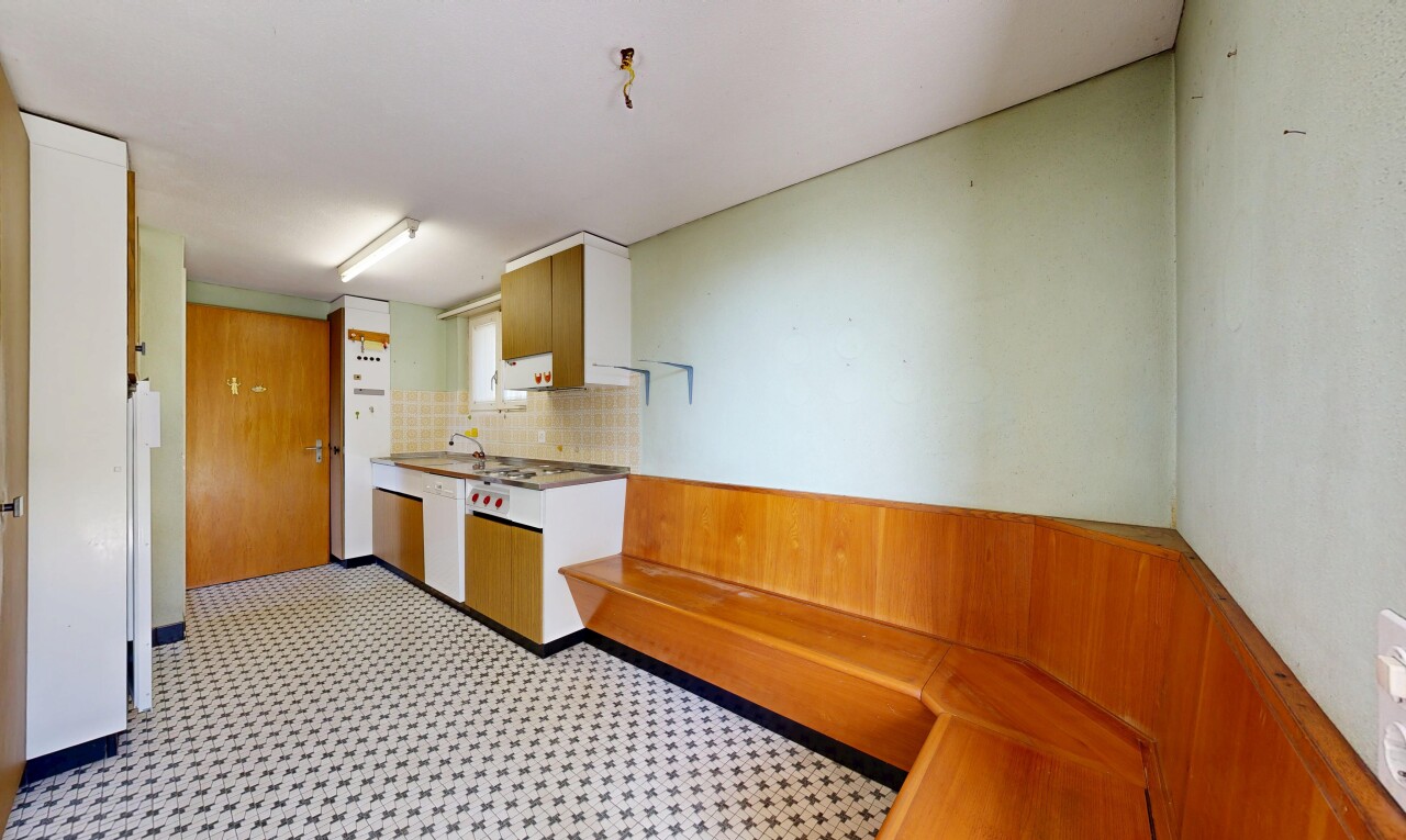 cuisine avec vinyl floor, sol en vinyle, inside property, drywall, et cloison sèche