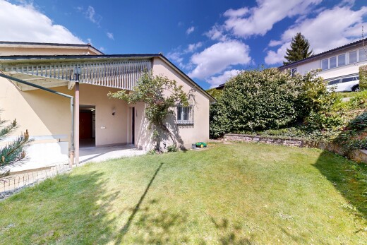 façade avec bardage en stuc, terrasse, pelouse, from property, et day time