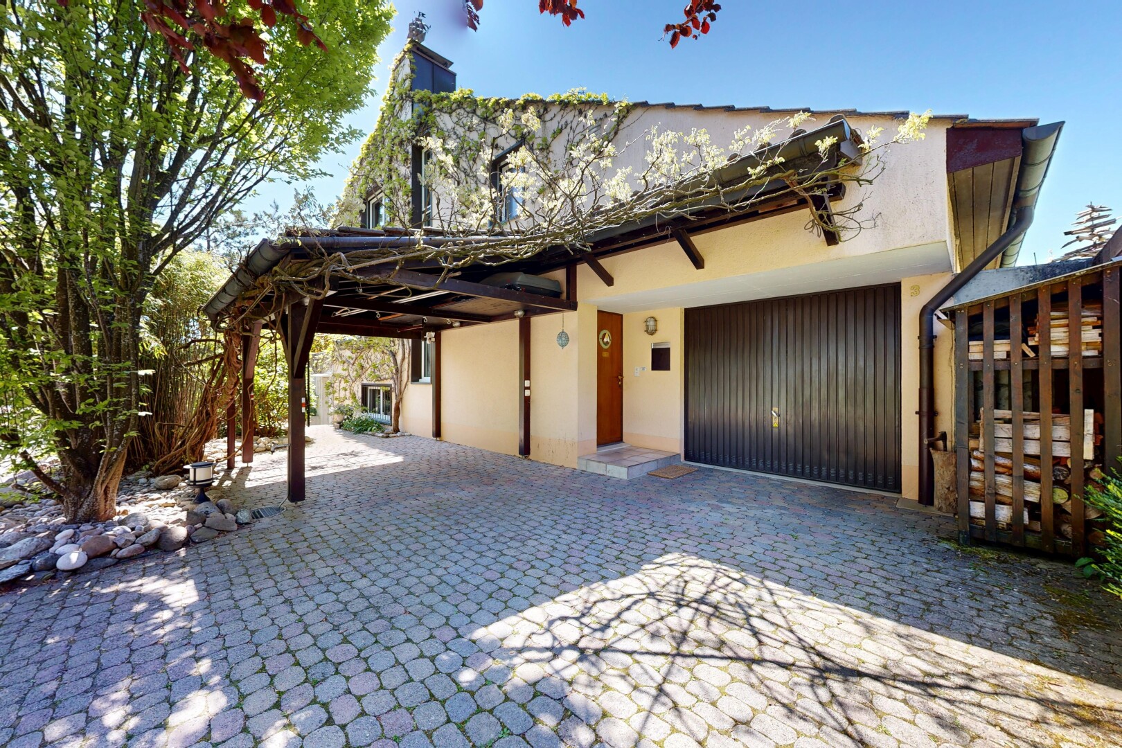 façade avec property visible, terrasse, day time, et bardage en stuc