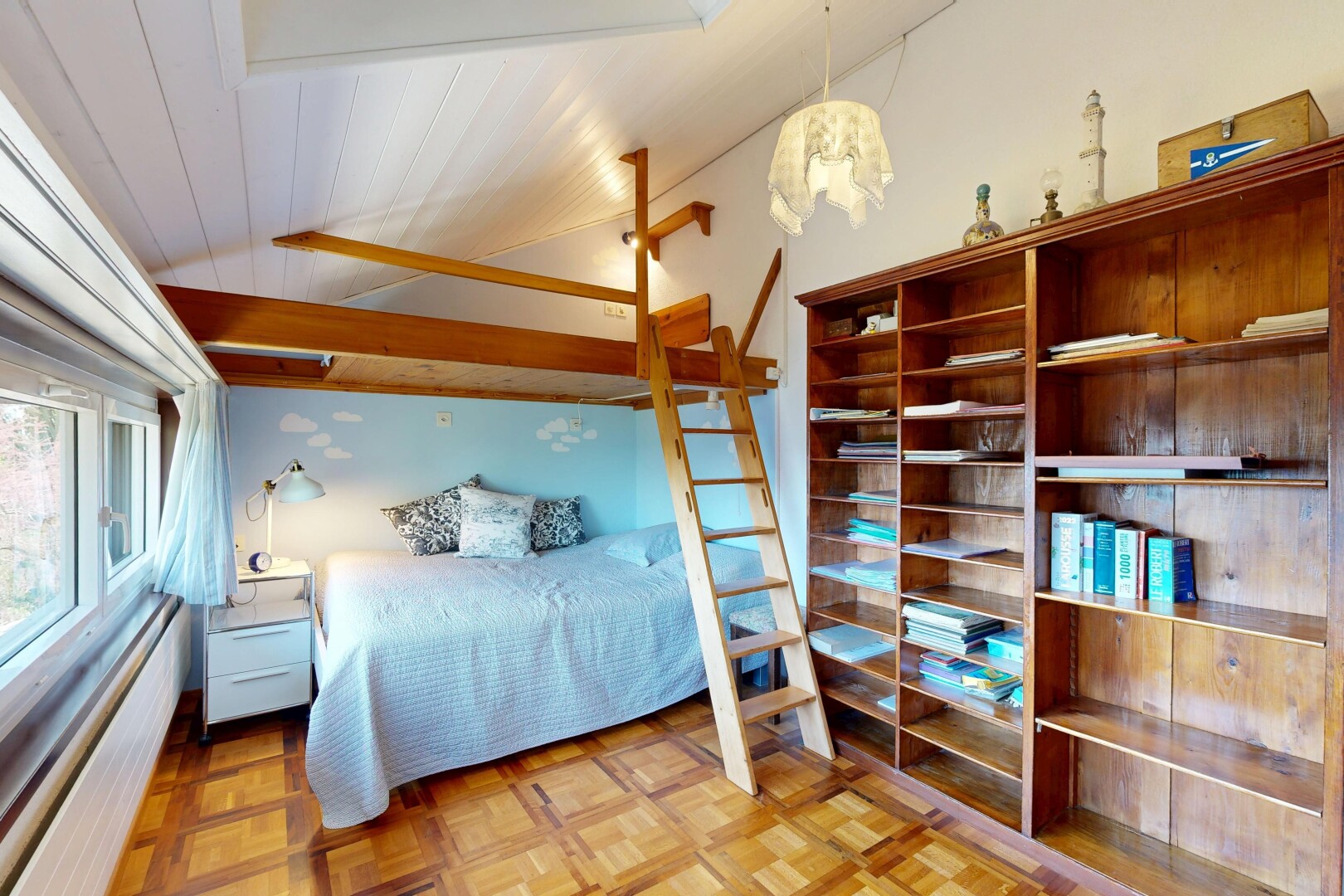 chambre avec inside property, parquet floor, cloison sèche, drywall, et plafond voûté