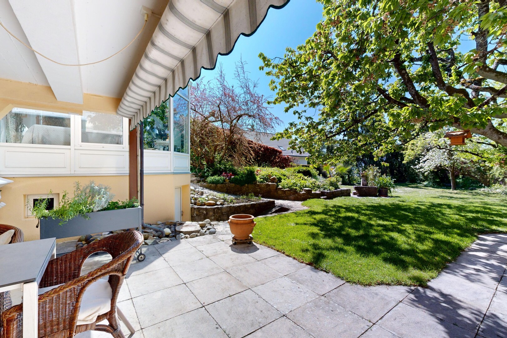 terrasse avec pelouse, from property, terrasse, et day time