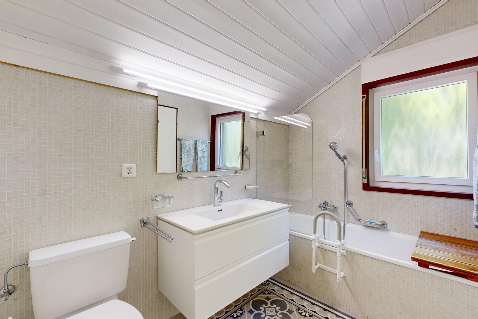 salle de bains avec miroir, salle de bain complète, lavabo (ou coiffeuse selon le contexte), inside property, et toilette