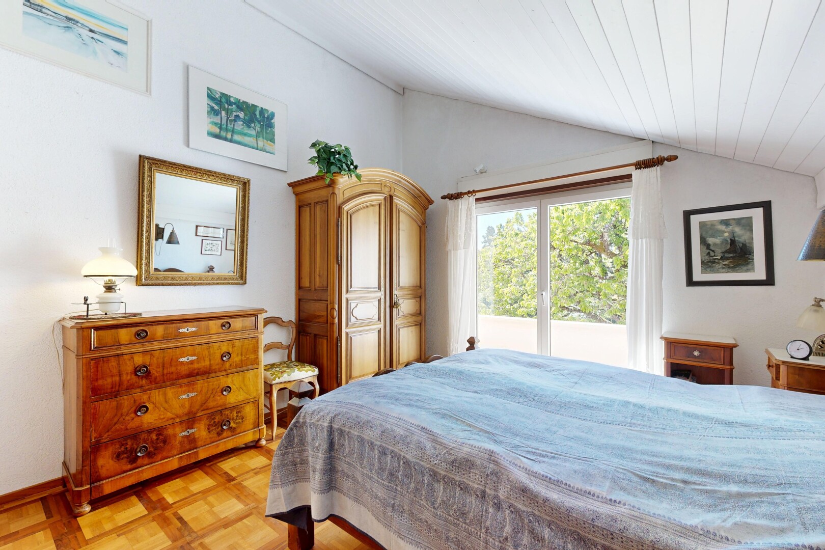 chambre avec plafond voûté, vaulted ceiling, accès à l'extérieur, inside property, et lumière naturelle