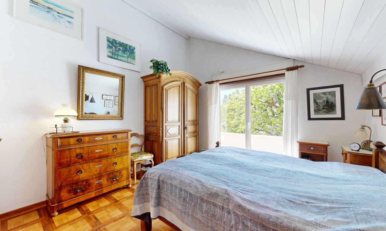 chambre avec plafond voûté, vaulted ceiling, accès à l'extérieur, inside property, et lumière naturelle