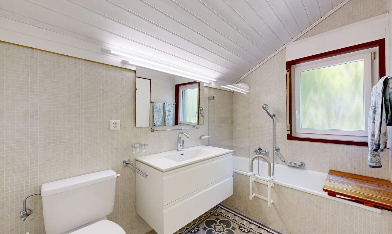 salle de bains avec miroir, salle de bain complète, lavabo (ou coiffeuse selon le contexte), inside property, et toilette