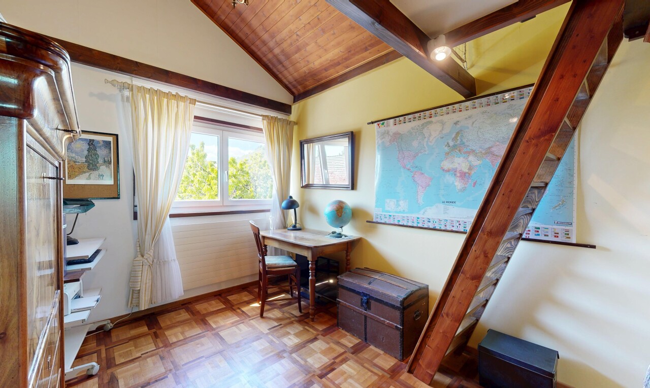 bureau avec cloison sèche, drywall, inside property, plafond voûté, et vaulted ceiling