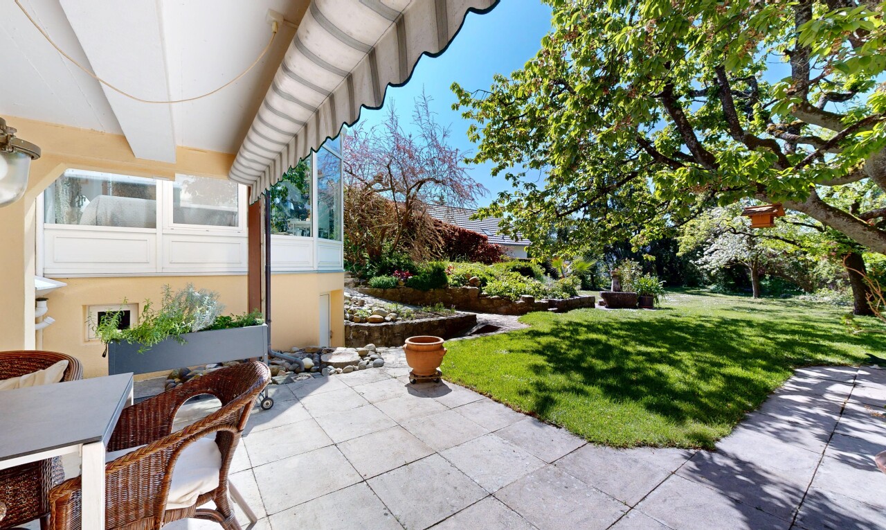 terrasse avec pelouse, from property, terrasse, et day time