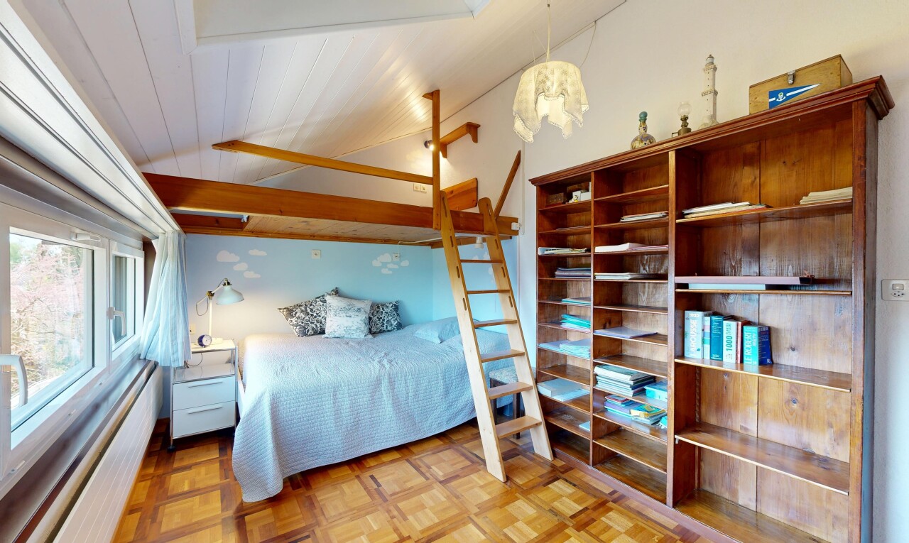 chambre avec inside property, parquet floor, cloison sèche, drywall, et plafond voûté