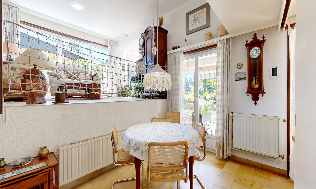 salle à manger avec radiateur, inside property, natural light, lumière naturelle, et vinyl tile