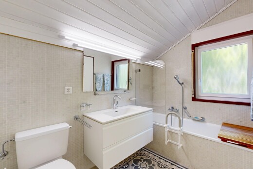 salle de bains avec miroir, salle de bain complète, lavabo (ou coiffeuse selon le contexte), inside property, et toilette