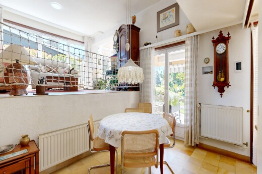 salle à manger avec radiateur, inside property, natural light, lumière naturelle, et vinyl tile