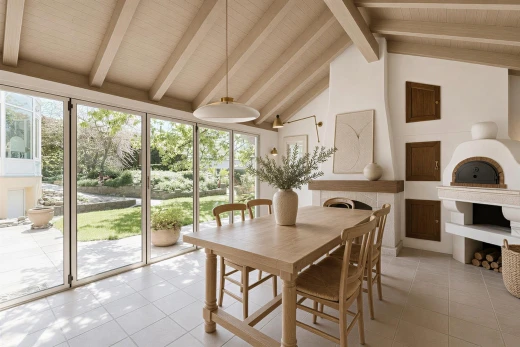 salle à manger avec cheminée, plafond en bois, wood ceiling, plafond à poutres, et beamed ceiling