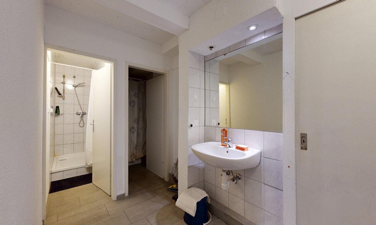 bad mit dusche, komplettes badezimmer, inside property, light floor, und waschbecken