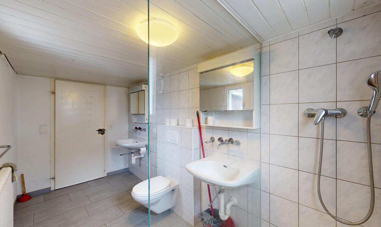 bad mit spiegel, tile wall, fliesenwand, waschbecken, und low ceiling