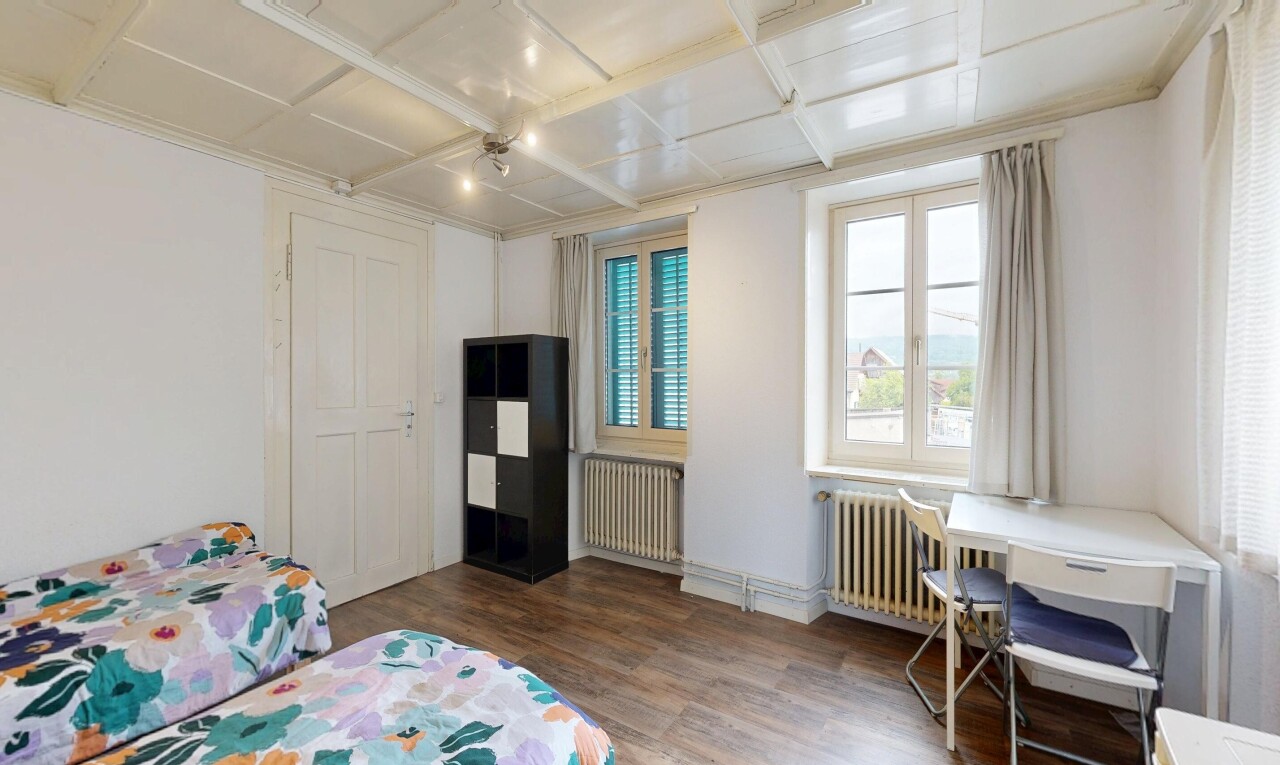 zimmer / schlafzimmer mit drywall, gipskartonwand, wood finish floor, holzfußboden, und coffered ceiling