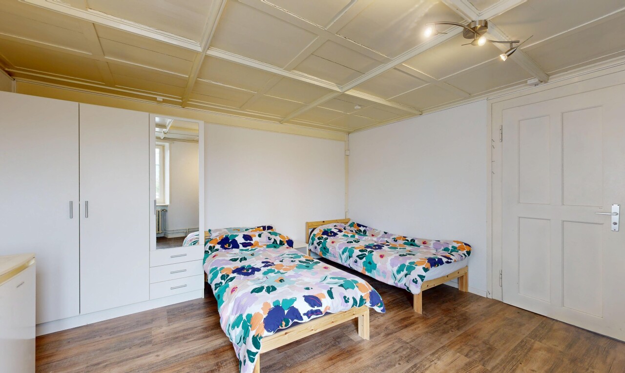 zimmer / schlafzimmer mit inside property, holzfußboden, wood finish floor, gipskartonwand, und drywall