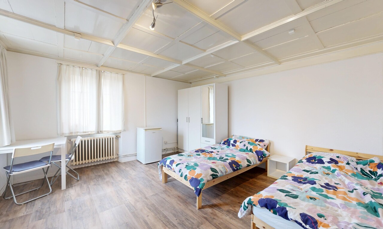 zimmer / schlafzimmer mit holzfußboden, wood finish floor, gipskartonwand, drywall, und kühler