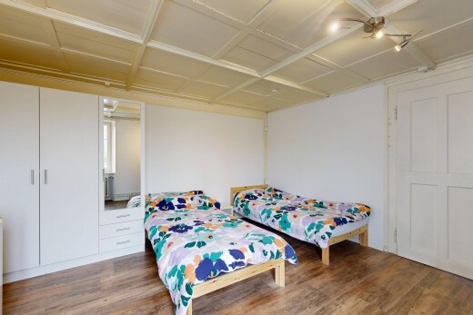zimmer / schlafzimmer mit inside property, holzfußboden, wood finish floor, gipskartonwand, und drywall