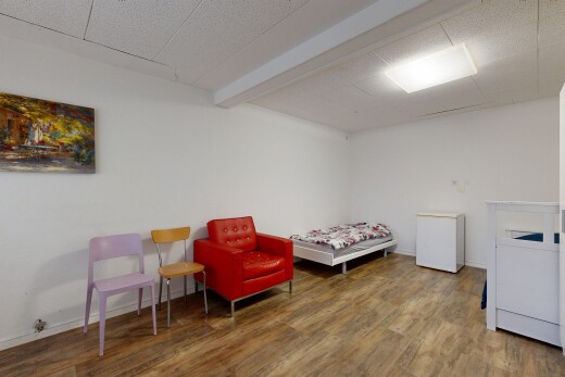zimmer / schlafzimmer mit inside property, kühlschrank, wood finish floor, holzfußboden, und drywall