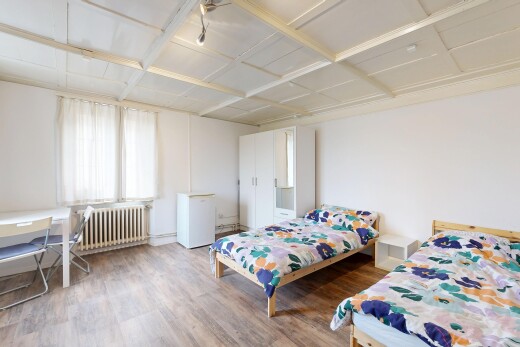 zimmer / schlafzimmer mit holzfußboden, wood finish floor, gipskartonwand, drywall, und kühler