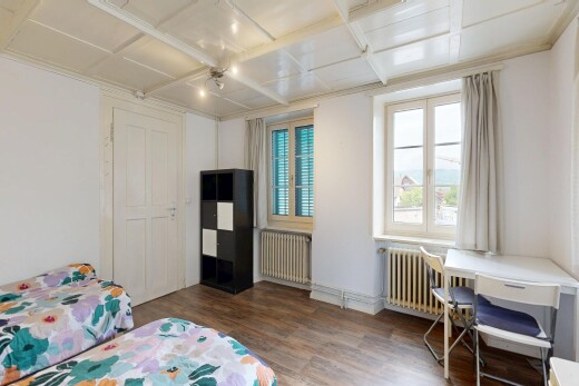 zimmer / schlafzimmer mit drywall, gipskartonwand, wood finish floor, holzfußboden, und coffered ceiling