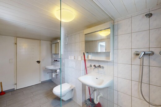 bad mit spiegel, tile wall, fliesenwand, waschbecken, und low ceiling