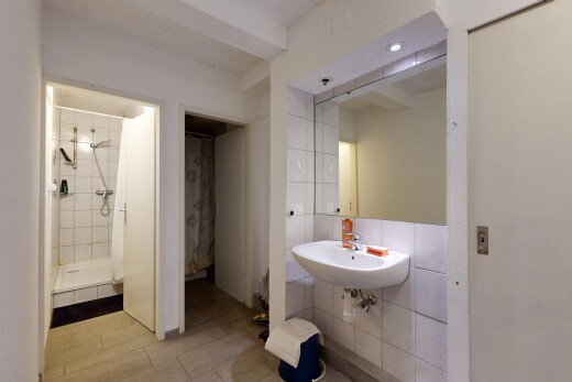 bad mit dusche, komplettes badezimmer, inside property, light floor, und waschbecken
