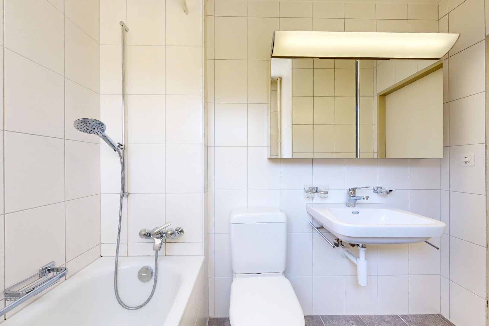bad mit spiegel, komplettes badezimmer, toilette, kombiniertes bad / dusche, und waschbecken