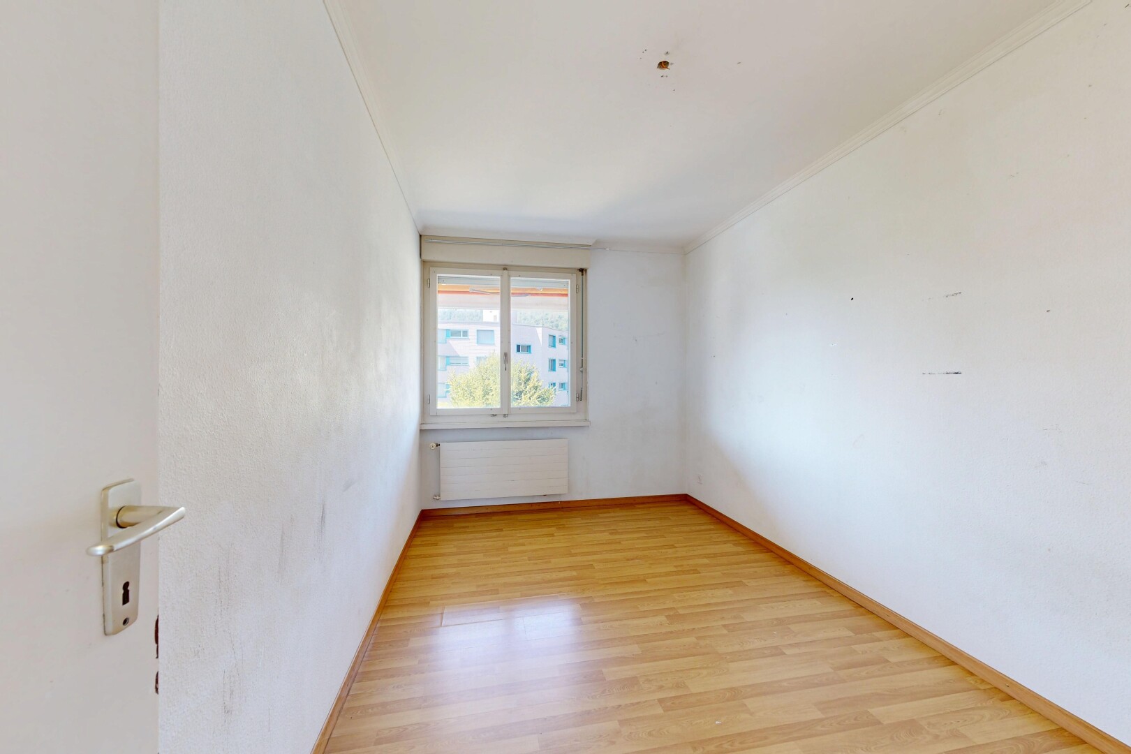 leerer raum mit kühler, wood finish floor, holzfußboden, baseboards wall, und sockelleisten