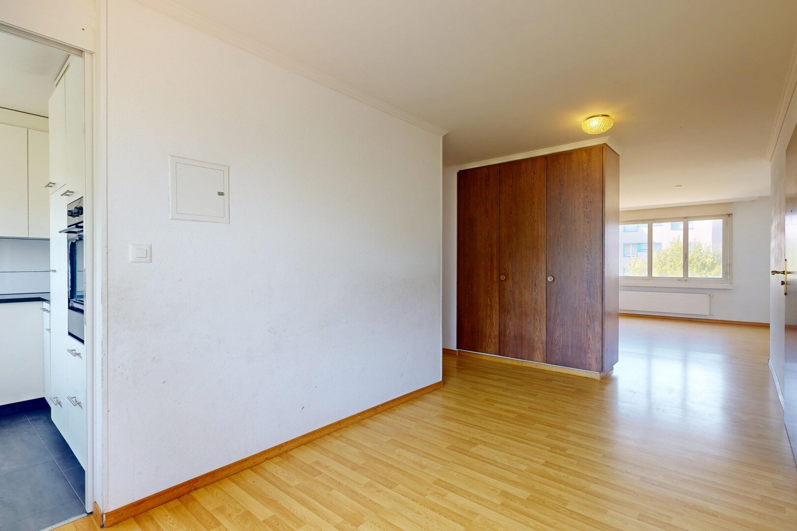 leerer raum mit gipskartonwand, drywall, holzfußboden, wood finish floor, und inside property