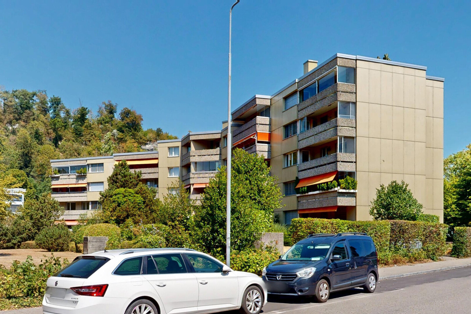 außenansicht mit apartment complex view, blick auf wohnanlage, und day time