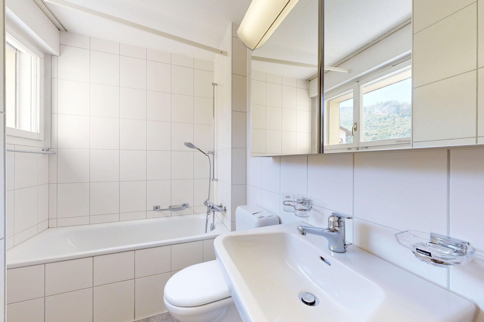bad mit toilette, komplettes badezimmer, waschbecken, kombiniertes bad / dusche, und fliesenwand