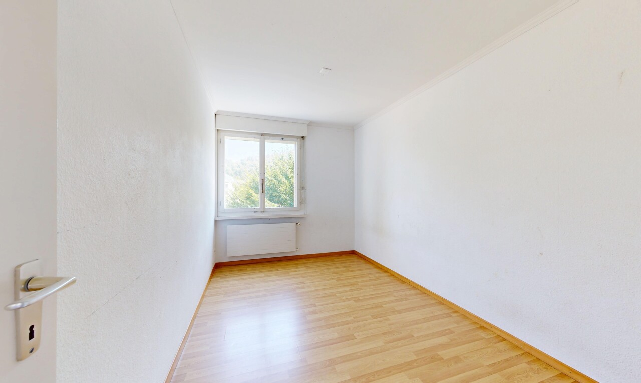 leerer raum mit natürliches licht, wood finish floor, holzfußboden, kühler, und baseboards wall
