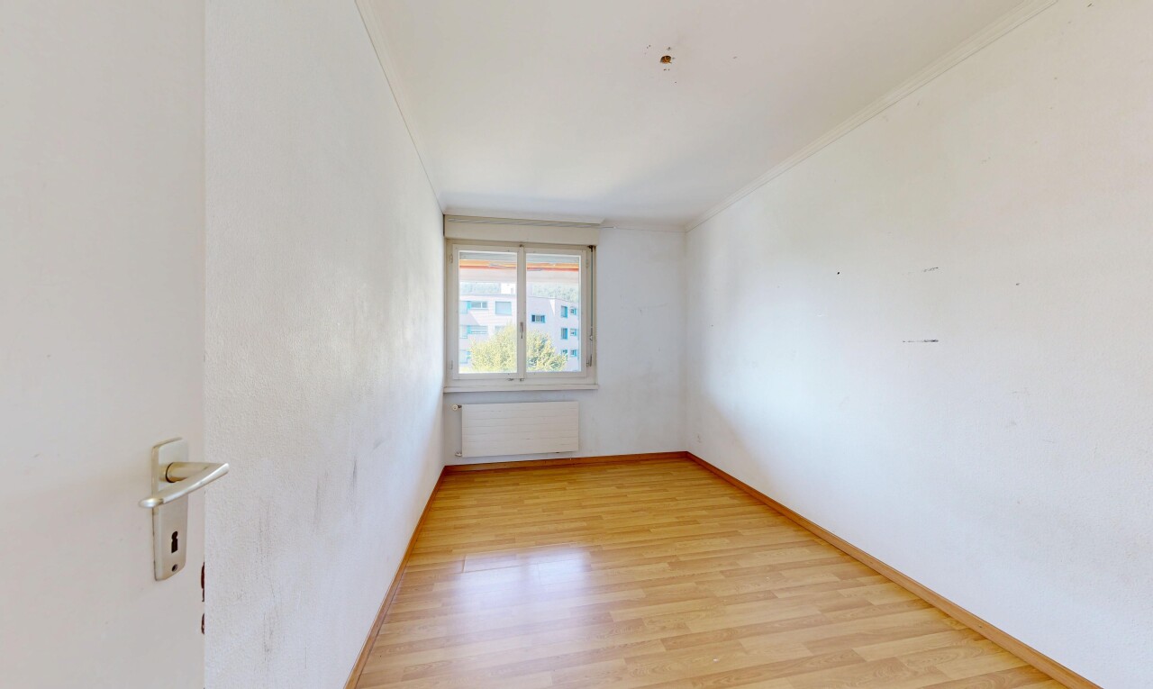 leerer raum mit kühler, wood finish floor, holzfußboden, baseboards wall, und sockelleisten