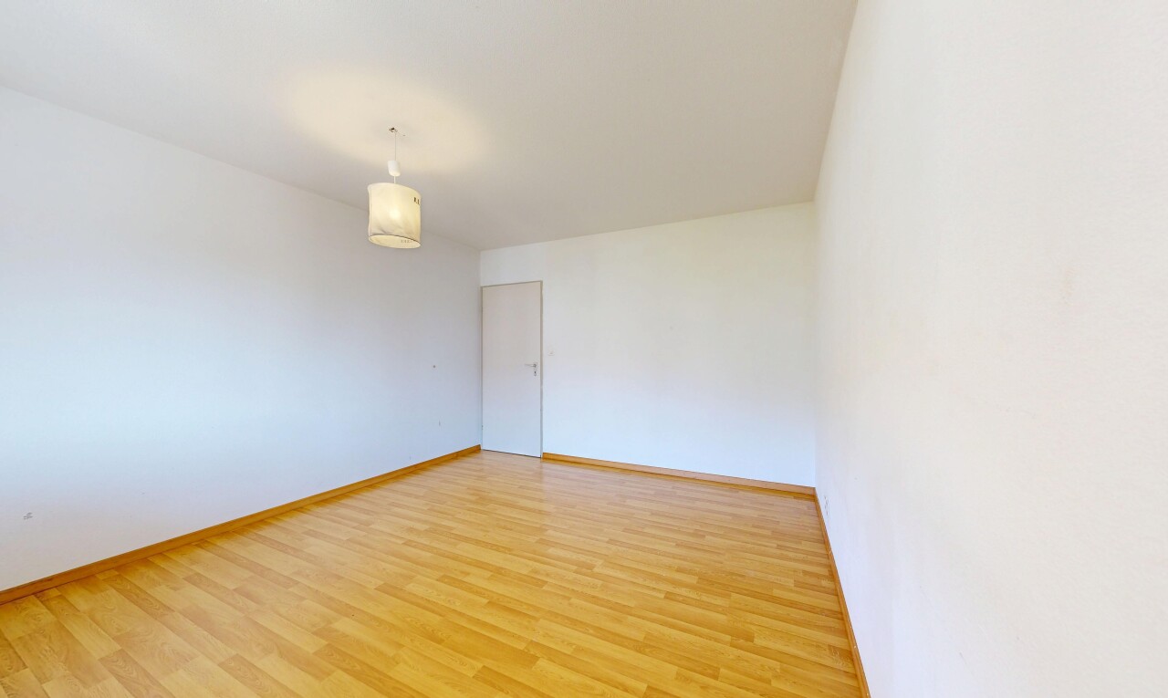 leerer raum mit drywall, gipskartonwand, baseboards wall, sockelleisten, und inside property