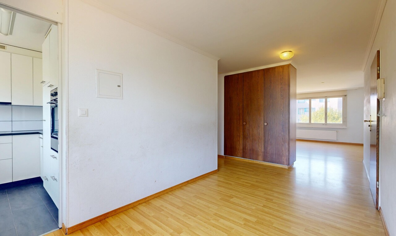 leerer raum mit gipskartonwand, drywall, holzfußboden, wood finish floor, und inside property