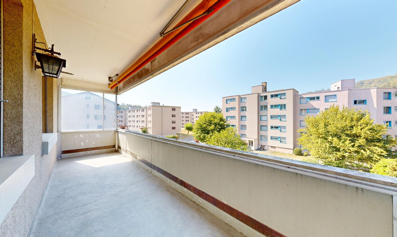 balkon mit balkon, view focus, from property, apartment complex view, und day time