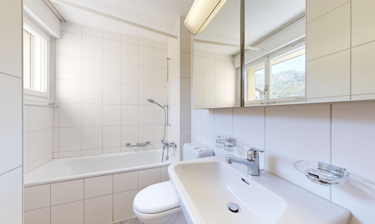 bad mit toilette, komplettes badezimmer, waschbecken, kombiniertes bad / dusche, und fliesenwand