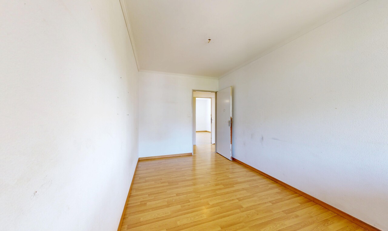 leerer raum mit gipskartonwand, drywall, holzfußboden, wood finish floor, und sockelleisten
