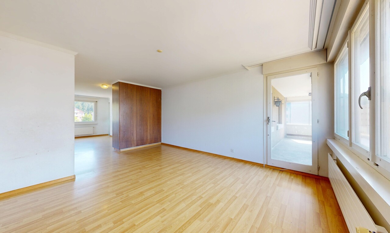 leerer raum mit kühler, drywall, gipskartonwand, light floor, und wood finish floor