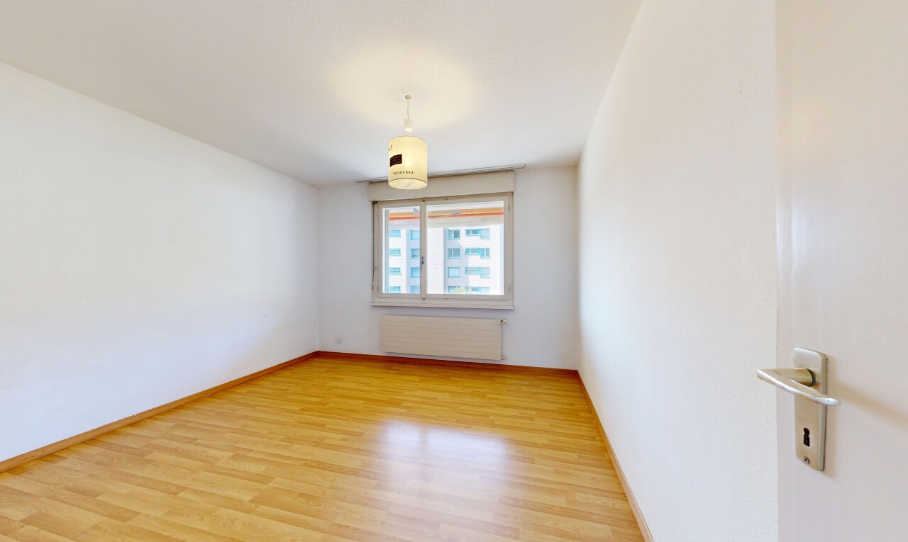 leerer raum mit kühler, drywall, gipskartonwand, wood finish floor, und inside property