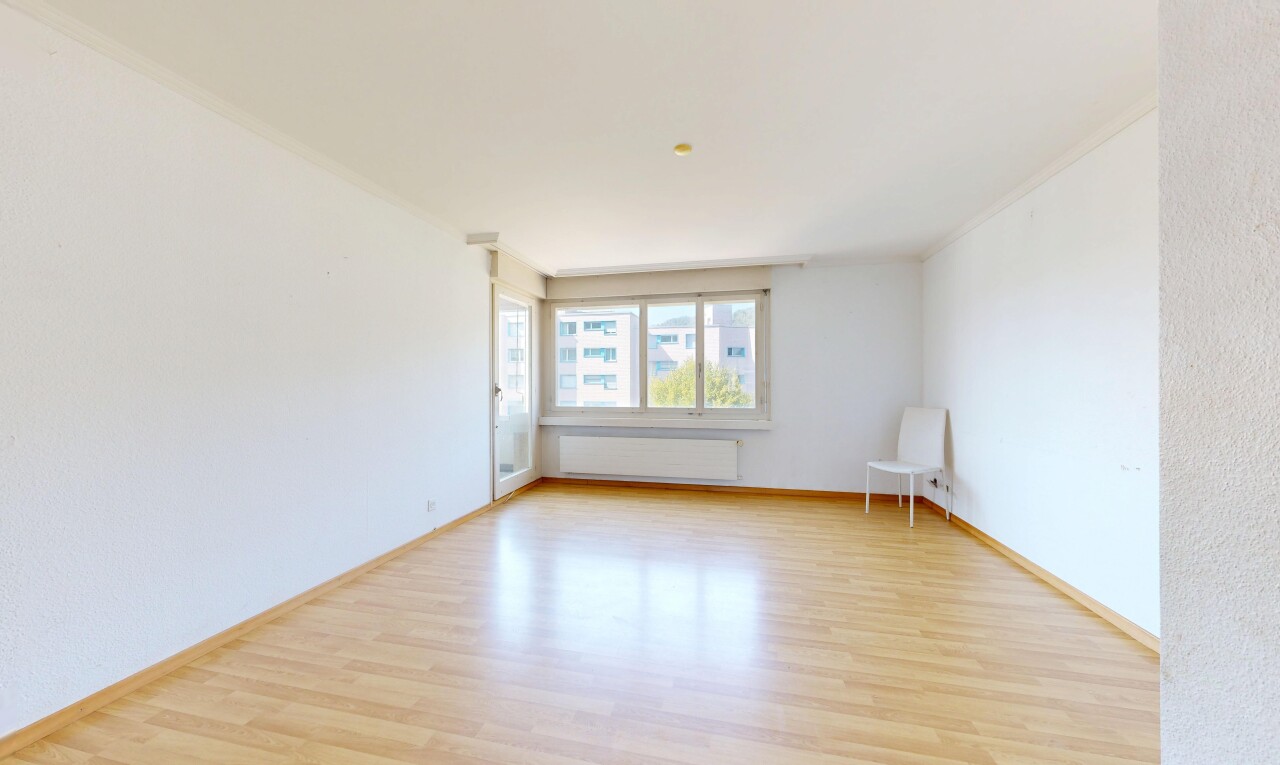 leerer raum mit kühler, wood finish floor, holzfußboden, inside property, und baseboards wall