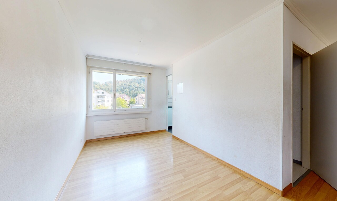 leerer raum mit kühler, wood finish floor, holzfußboden, baseboards wall, und sockelleisten