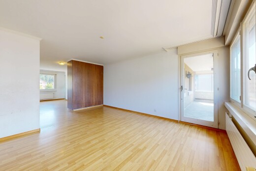 leerer raum mit kühler, drywall, gipskartonwand, light floor, und wood finish floor