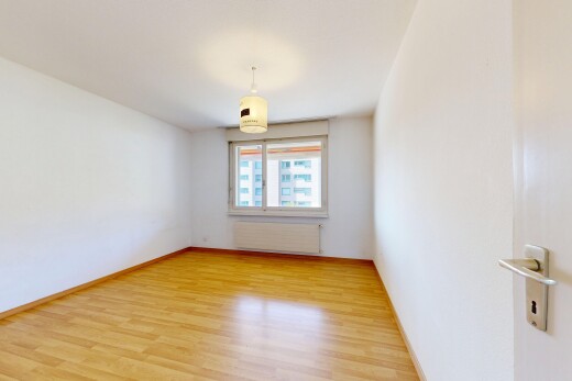 leerer raum mit kühler, drywall, gipskartonwand, wood finish floor, und inside property