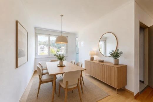 leerer raum mit kühler, wood finish floor, holzfußboden, baseboards wall, und sockelleisten