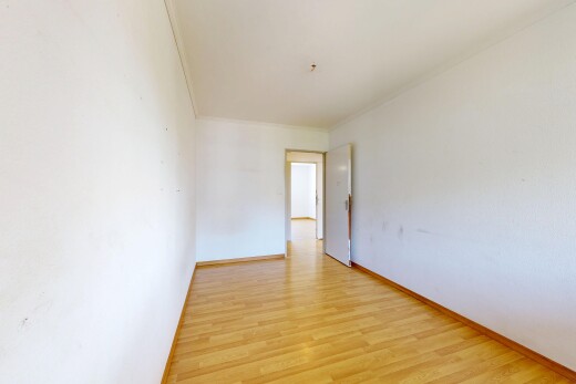 leerer raum mit gipskartonwand, drywall, holzfußboden, wood finish floor, und sockelleisten