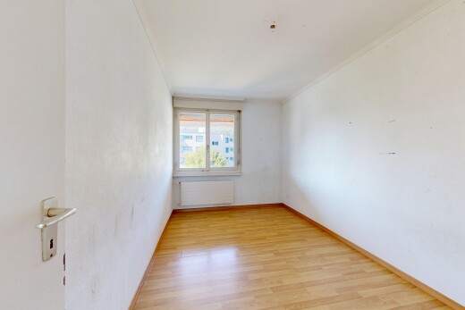 leerer raum mit kühler, wood finish floor, holzfußboden, baseboards wall, und sockelleisten