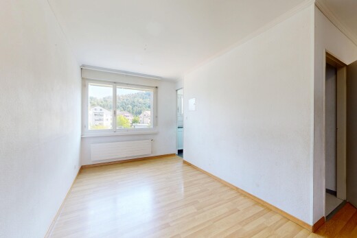 leerer raum mit kühler, wood finish floor, holzfußboden, baseboards wall, und sockelleisten