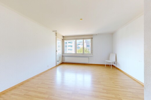 leerer raum mit kühler, wood finish floor, holzfußboden, inside property, und baseboards wall